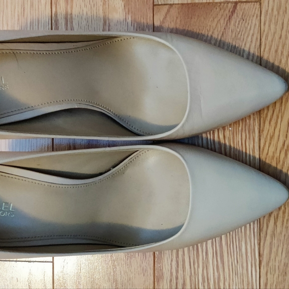 Michael Kors beige heels - Picture 2 of 8